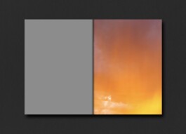 Ausschnitt aus einer Doppelseite eines Künstlerbuches. Links eine leere graue Seite. Rechts ein orangenem Himmelsverlauf. 