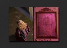 Ausschnitt aus einer Doppelseite eines Künstlerbuches. Links eine Fotografie einer Dame mit violettem Mantel und Tasche, perspektivisch von oben fotografiert, sie bewegt sich weg von der Kamera und das Gesicht ist nciht zu sehen. Recht die Aufnahme eines Rahmens, das pinke Licht reflektiert so sehr in das Bild, dass dieses gar nicht mehr zu erkennen ist. 