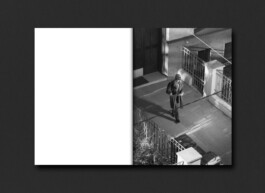 Ausschnitt aus zwei Seiten eines Künstlerbuches. Links eine leere weiße Seite. Rechts die Aufnahme einer Dame in Mantel und mit Hut, auf der Straße-gehend, perspektivisch von oben runter auf die Straße fotografiert. Sie hält eine Zeitung in der Hand und liest diese im Gehen. 