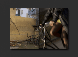 Eine Fotocollage: Links sind Fahrräder neben einer rissigen gelben Wand geparkt, rechts ist eine verschwommene Nahaufnahme einer Person auf einem Fahrrad zu sehen, die eine dunkle Jacke und gelbe Shorts trägt. 