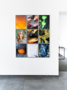 Ausstellung von neun gerahmtem Fotos an einer weißen Galeriewand; die Bilder sind in einem 3x3-Raster arrangiert und umfassen unter anderem Porträts, Stadtszenen, Makroaufnahmen und Alltagsmotive — Präsentation zeitgenössischer Fotografie in einer modernen Galerie in Graz, Österreich 