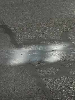 Lichtspiel auf einer Straße 